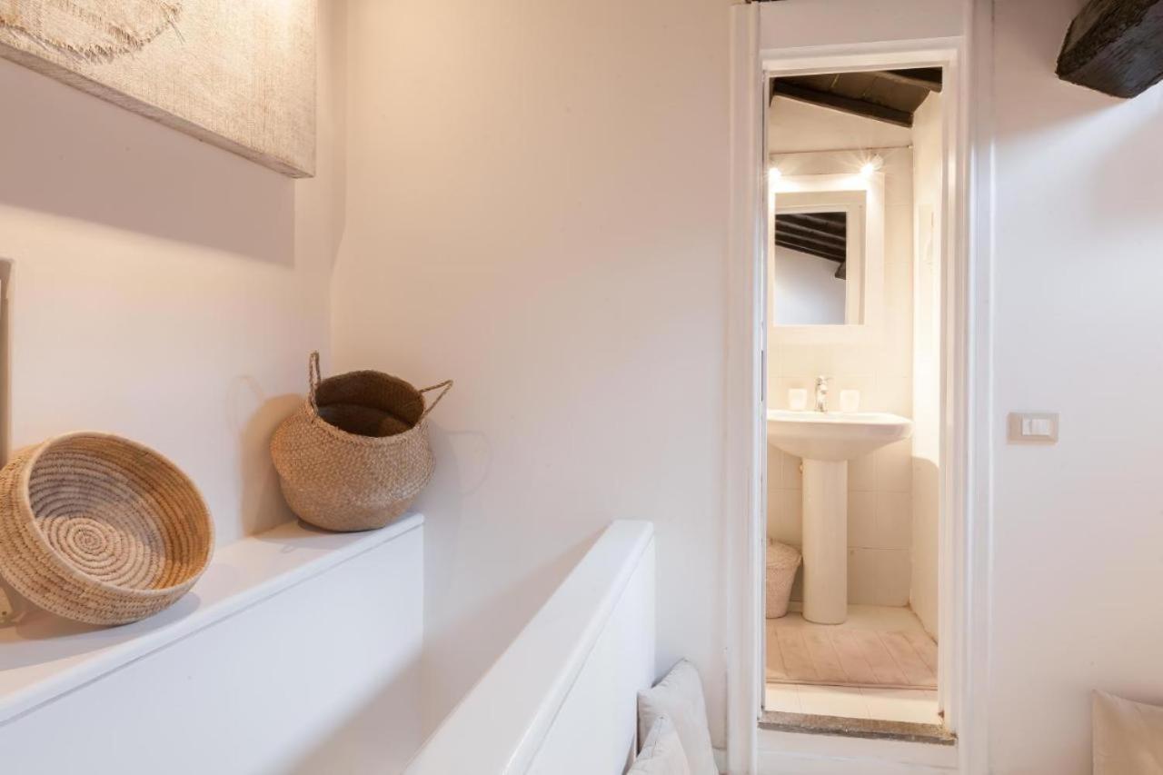 Piazza Navona White Apartment Rom
